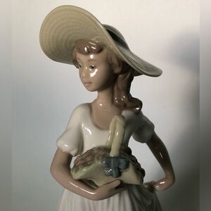 Vintage NAO Lladro Brillo Flores De Primavera flowers of spring girl with basket